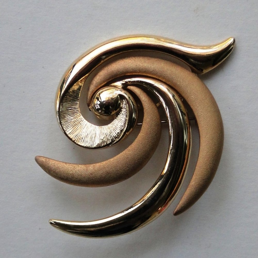 TONA Signed Swirl Gold Tone Smooth Matte Modernist Brooch Pin Pendant Costume